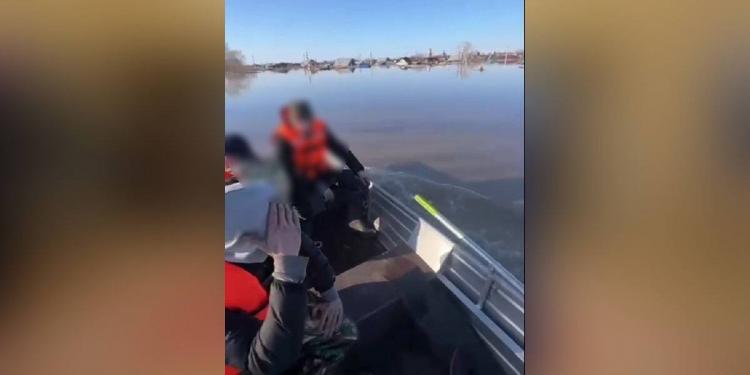 Двух граждан на надувной лодке остановили полицейские в Петропавловске