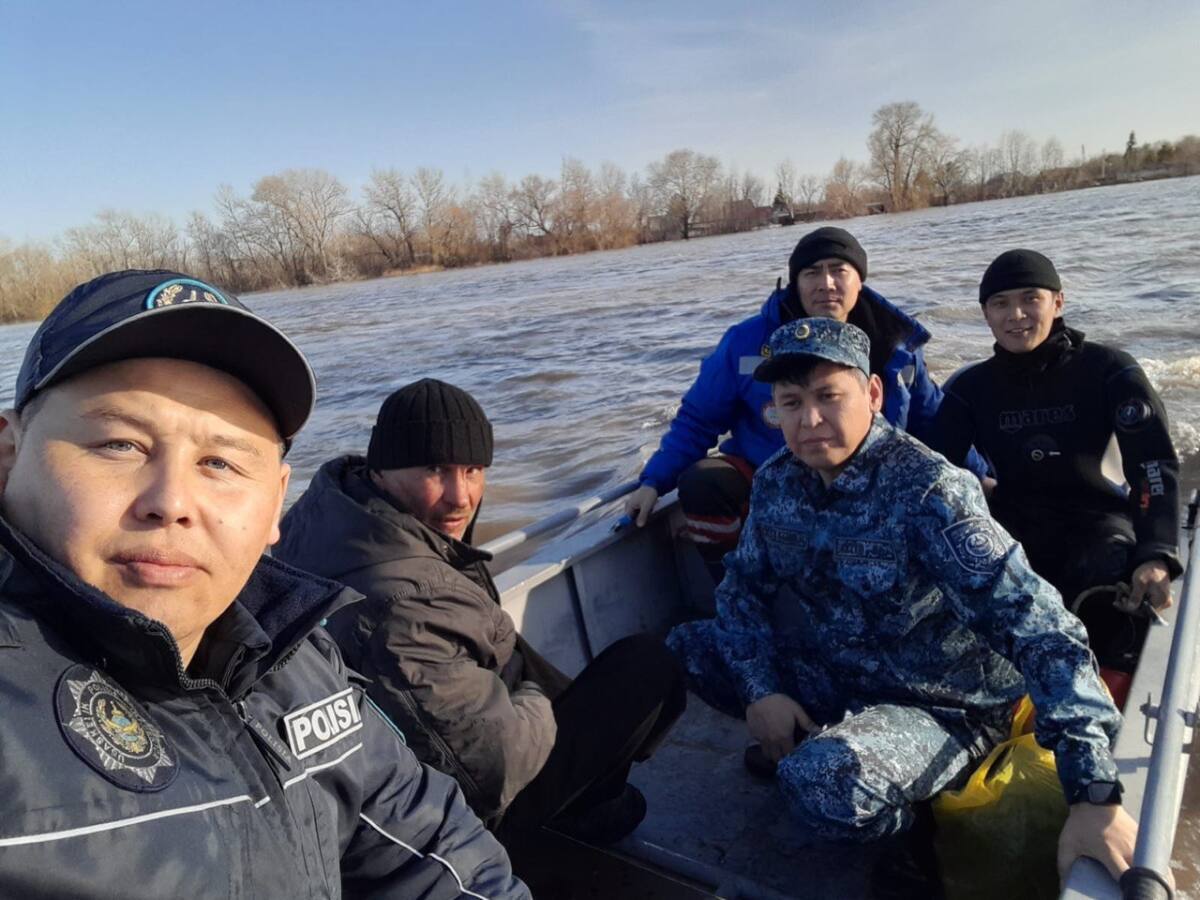 Мужчину забрался на крышу дома из-за подтопления: его спасли полицейские в  ЗКО - Optimism.kz - Истории успеха