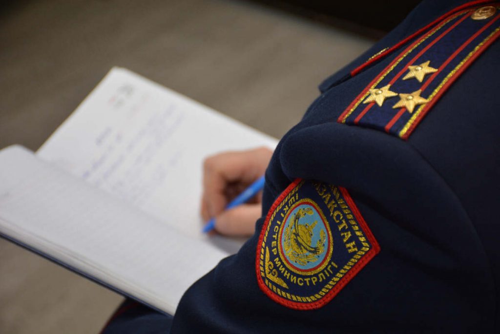 Павлодарке вынесли предупреждение за приставание в общественном месте