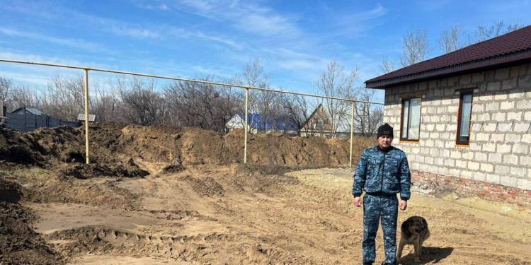 Сельский участковый с первых дней приступил к противопаводковым мероприятиям в Костанайской области