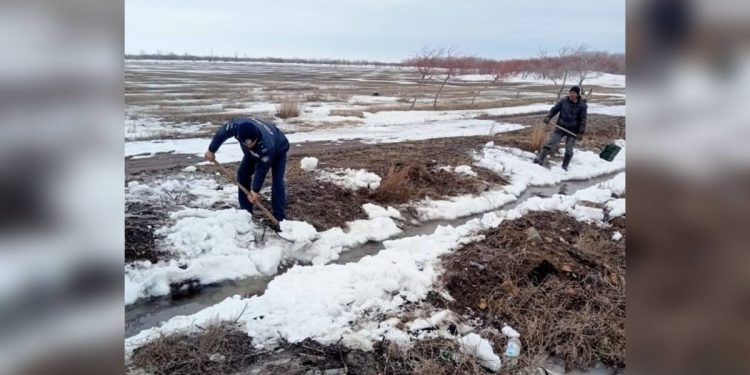 В противопаводковых мероприятиях участвуют полицейские в одном из районов СКО