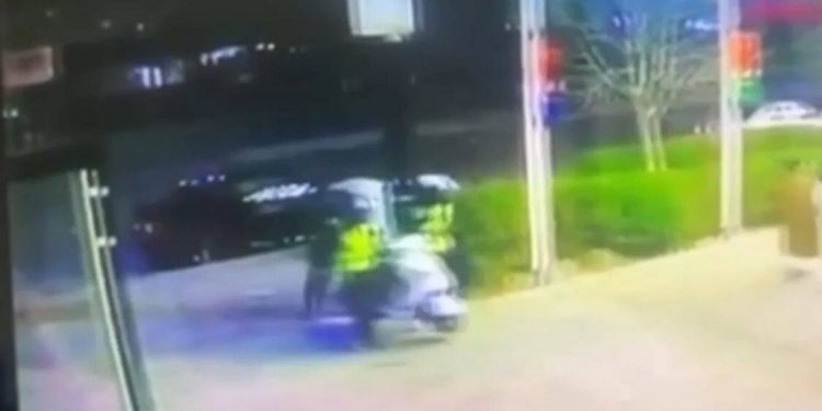 На руках унесли чужой скутер воры в Шымкенте