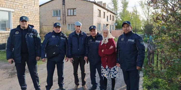 Сельчанин поблагодарил участкового за помощь в поиске престарелой матери