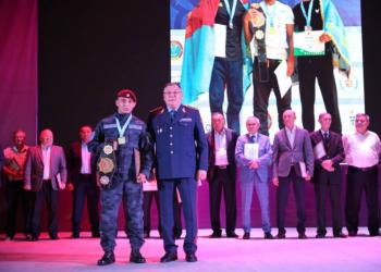 Золото чемпионата по универсальному бою завоевал полицейский из ВКО