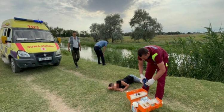 Транспортный полицейский спас тонущую в воде женщину