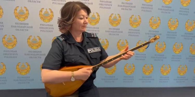 Павлодарские полицейские исполнили известный кюй “Балбырауын” в честь Национального Дня домбры