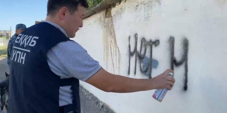 Граффити с наркорекламой закрасили полицейские и волонтеры в Туркестанской области
