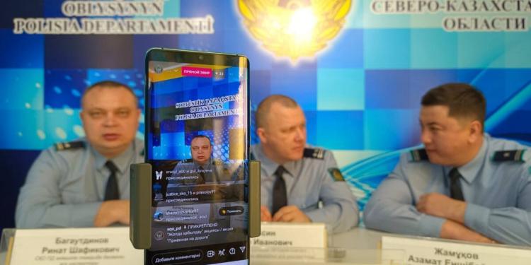 Полицейские отвечают на вопросы жителей в прямом эфире социальной сети в СКО