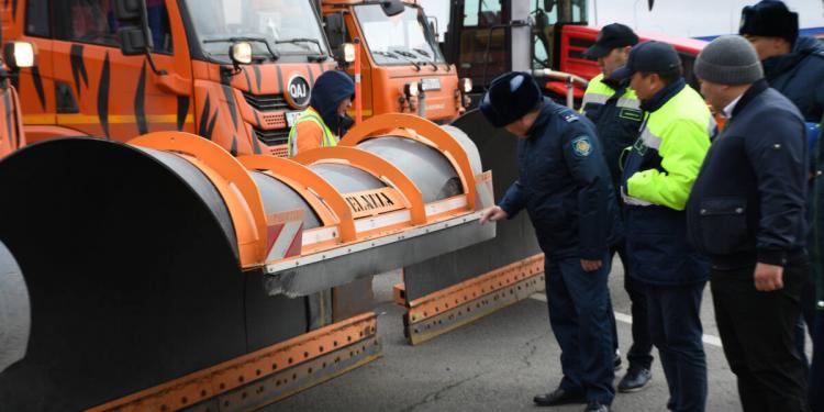 Готовность дорог и коммунальных служб к зиме проверили в Акмолинской области