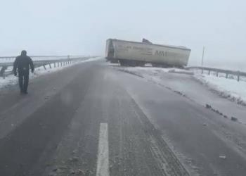 Водитель фуры из-за погодных условий совершил ДТП в Акмолинской области