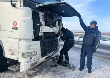 Полицейские в Костанайской области помогли водителю из Кыргызстана в непогоду