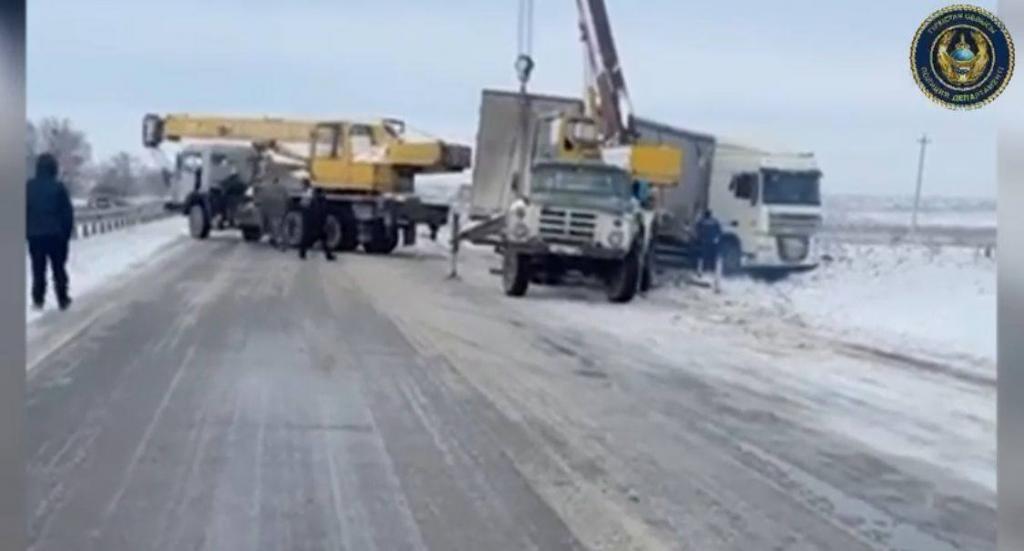 Полицейские помогли водителям в непогоду в Туркестанской области