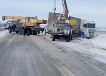 Полицейские помогли водителям в непогоду в Туркестанской области