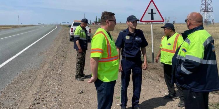 Проверки дорог проводят полицейские в области Абай