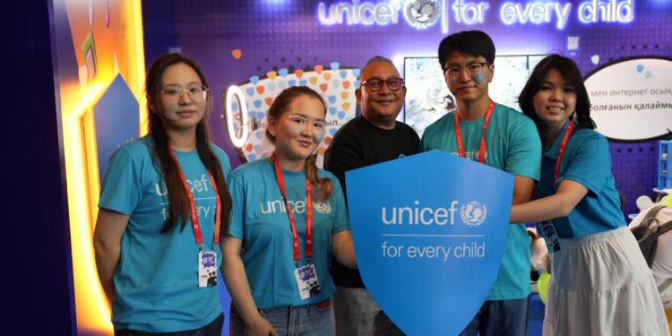 Дети участвуют в активности UNICEF Казахстан на тему безопасного интернета для каждого ребёнка