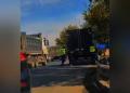 Полицейские руками вытолкали застрявший грузовик