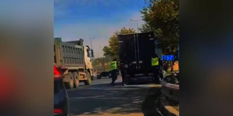 Полицейские руками вытолкали застрявший грузовик